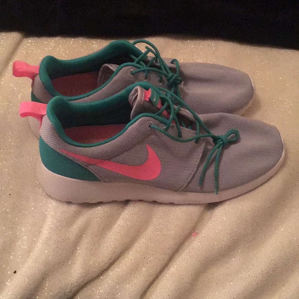 Nike pink and green 💓💚 running shoes